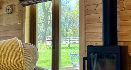 Taylors Copse Cabin by inspirestays-com - a cottage that sleeps 2 guests in 1 bedroom