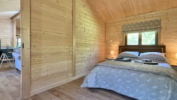 Escritorio, tabla de planchar con plancha, wifi y ropa de cama