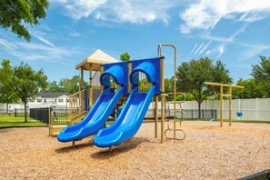 Children’s area - Mins to Mayo Clinic,Gameroom,Firepit & Beaches, king bed, Putting green (Jacksonville)