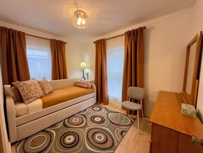 4 habitaciones, tabla de planchar con plancha, wifi y ropa de cama 