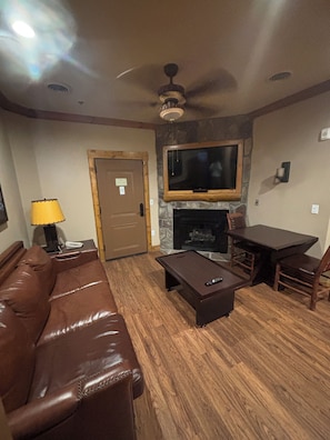 Smart TV, chimenea, videojuegos y reproductor de DVD 