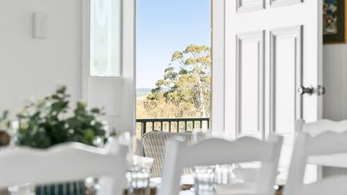 Mountain Views: SO close to restuarants and shopping + pet friendly