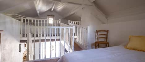 3 habitaciones, tabla de planchar con plancha y cuna de viaje