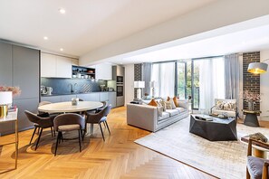 Exterior - Luxury Fulham Apartment With Balcony (London)