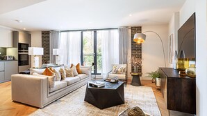 Una sala de estar moderna con un sofá, una mesa de centro y un televisor.