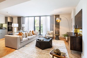 Living room - Luxury Fulham Apartment With Balcony (London)