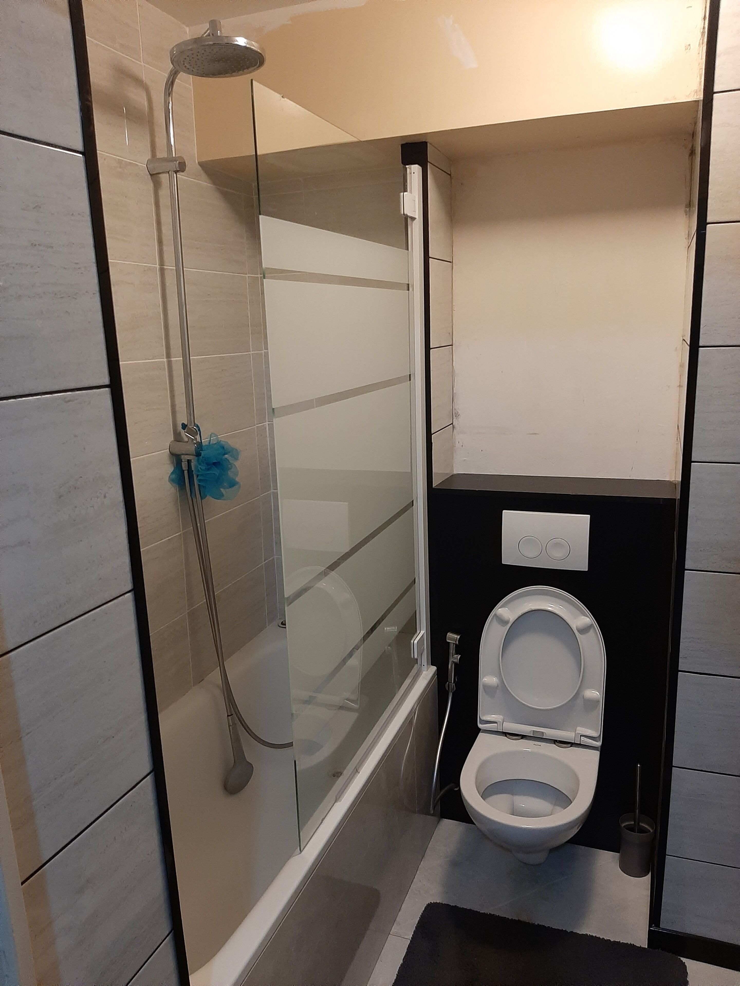 Serviettes fournies, savon, papier toilette