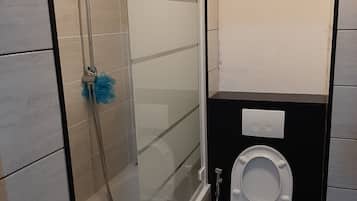 Serviettes fournies, savon, papier toilette