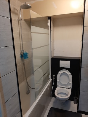 Bathroom - Vrbo Property (Gennevilliers)