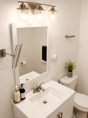Haartrockner, Handtücher, Seife, Toilettenpapier