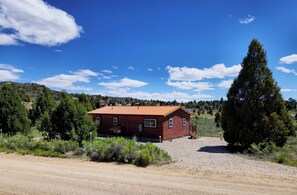 Exterior - Amish Built Cabin near Bryce and Zion Nat'l Parks (Alton)
