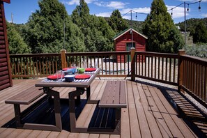 Outdoor dining - Amish Built Cabin near Bryce and Zion Nat'l Parks (Alton)