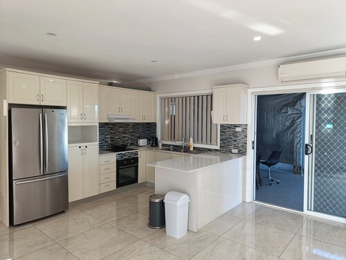 SHARED ACCOMODATION | Spacious & Comfortable Queen Room with Heating and A/C