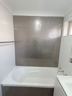 Bathroom - SHARED ACCOMODATION | Spacious & Comfortable Queen Room with Heating and A/C (Guildford West)
