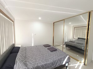 Room - SHARED ACCOMODATION | Spacious & Comfortable Queen Room with Heating and A/C (Guildford West)