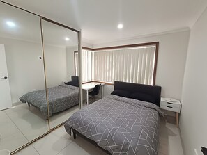 Room - SHARED ACCOMODATION | Spacious & Comfortable Queen Room with Heating and A/C (Guildford West)