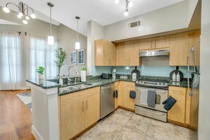 Coffee/tea maker, fridge, oven, stovetop - Cozy retreat minutes away from FIFA World Cup (Atlanta)