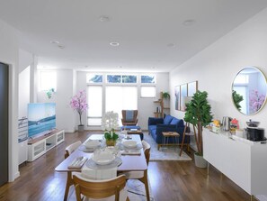 Dining - Urban Modern Townhouse Walk to Wonderful Shops, Restaurants & Coffee (Seattle)