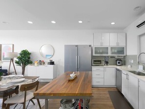 Fridge, microwave, stovetop, dishwasher - Urban Modern Townhouse Walk to Wonderful Shops, Restaurants & Coffee (Seattle)