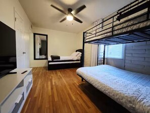 3 bedrooms, iron/ironing board, WiFi, bed sheets - Stunning Modern 3BR Home with City/Mountain Views (El Paso)