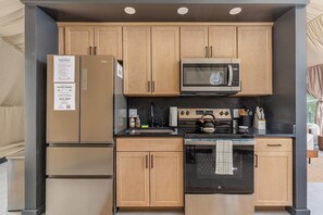 Wasserkocher mit Kaffee-/Teezubehör, Kühlschrank, Mikrowelle, Ofen