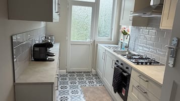 Frigorifero, microonde, forno, piano cottura