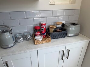 Wasserkocher mit Kaffee-/Teezubehör, Kühlschrank, Mikrowelle, Ofen