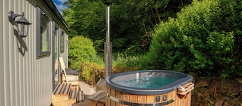Romantic Shepherd's Hut with Wood-Fired Hot Tub