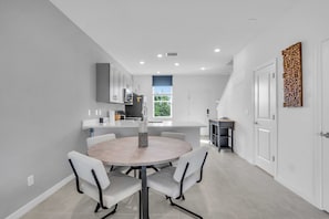 Dining - 2-bedroom 2.5 bath beautiful townhome in Bradenton (Bradenton)