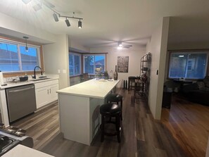 Private kitchen - Paris theme cozy single family friendly home. 
Near MKE airport. Near hwy too! (Milwaukee)