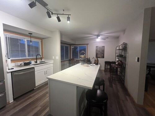 Paris theme cozy single family friendly home. 
Near MKE airport. Near hwy too!