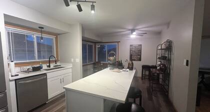 Paris theme cozy single family friendly home.
Near MKE airport. Near hwy too!