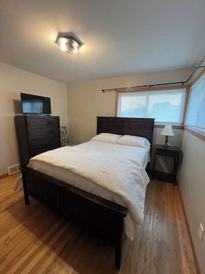 Iron/ironing board, WiFi, bed sheets - Paris theme cozy single family friendly home. 
Near MKE airport. Near hwy too! (Milwaukee)