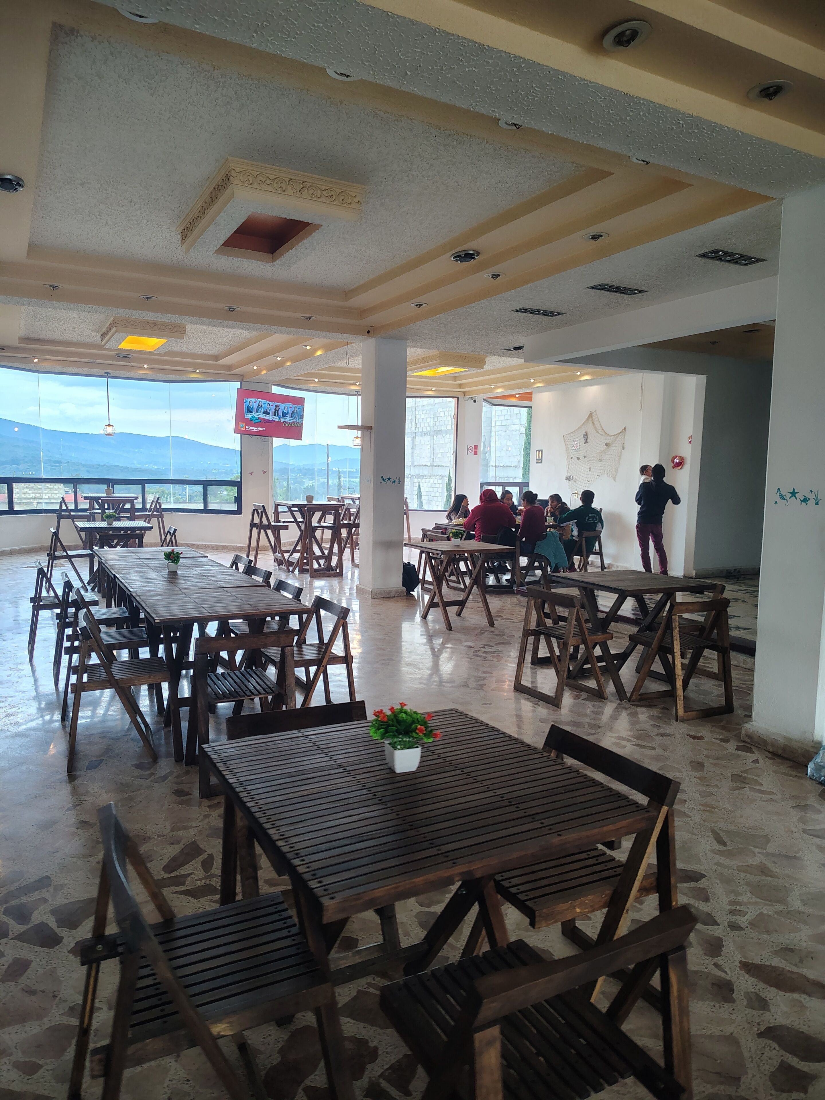朝食、ランチ、ディナー、ブランチに営業