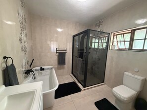 Regadera, toallas, jabón, papel de baño 