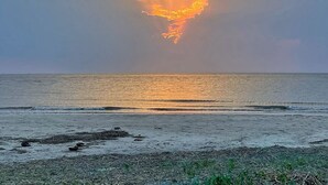 A sunset over a beach with calm water and a clear sky. - Lovely 2-bedroom house with AC near charming Delaware Bay (Lower Township)