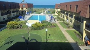 Un hôtel doté d’une piscine, d’un espace extérieur aménagé et offrant une vue sur l’océan.