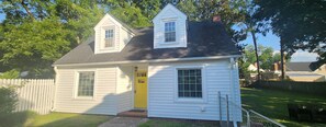 Exterior - 1-bedroom guesthouse with AC in charming downtown Clinton (Clinton)