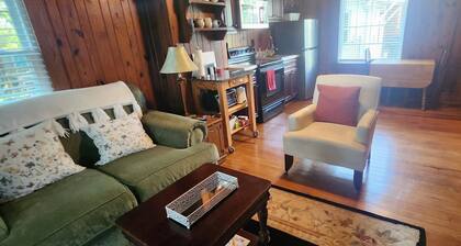 1-bedroom guesthouse with AC in charming downtown Clinton