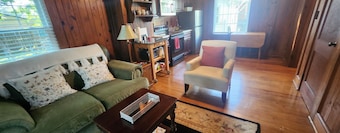 1- king bedroom guesthouse, pet friendly in charming downtown Clinton