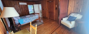 1 bedroom, iron/ironing board, WiFi, bed sheets - 1-bedroom guesthouse with AC in charming downtown Clinton (Clinton)