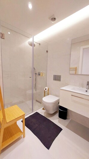 Een douche, een haardroger, een bidet, handdoeken
