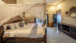 Una camera da letto con un letto a baldacchino, una TV e un camino.