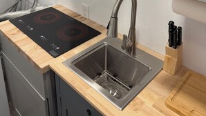 A kitchen with a built-in stove, sink, and wooden countertop. - Lovely 2-bedroom apartment in Sterling perfect for your getaway (Sterling)