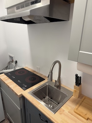 Wasserkocher mit Kaffee-/Teezubehör, Kühlschrank, Mikrowelle, Herdplatte