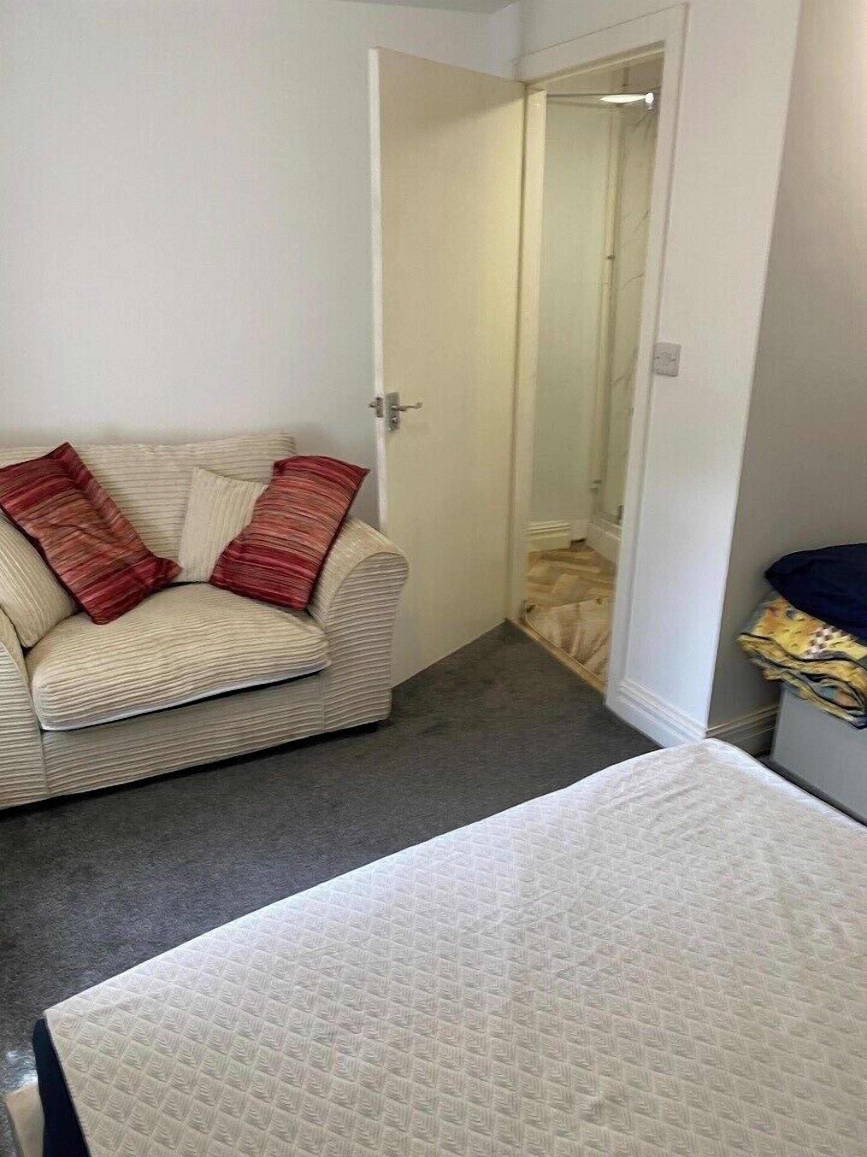 House 2 Bedrooms Sleeps 4 With Parking - Bolton