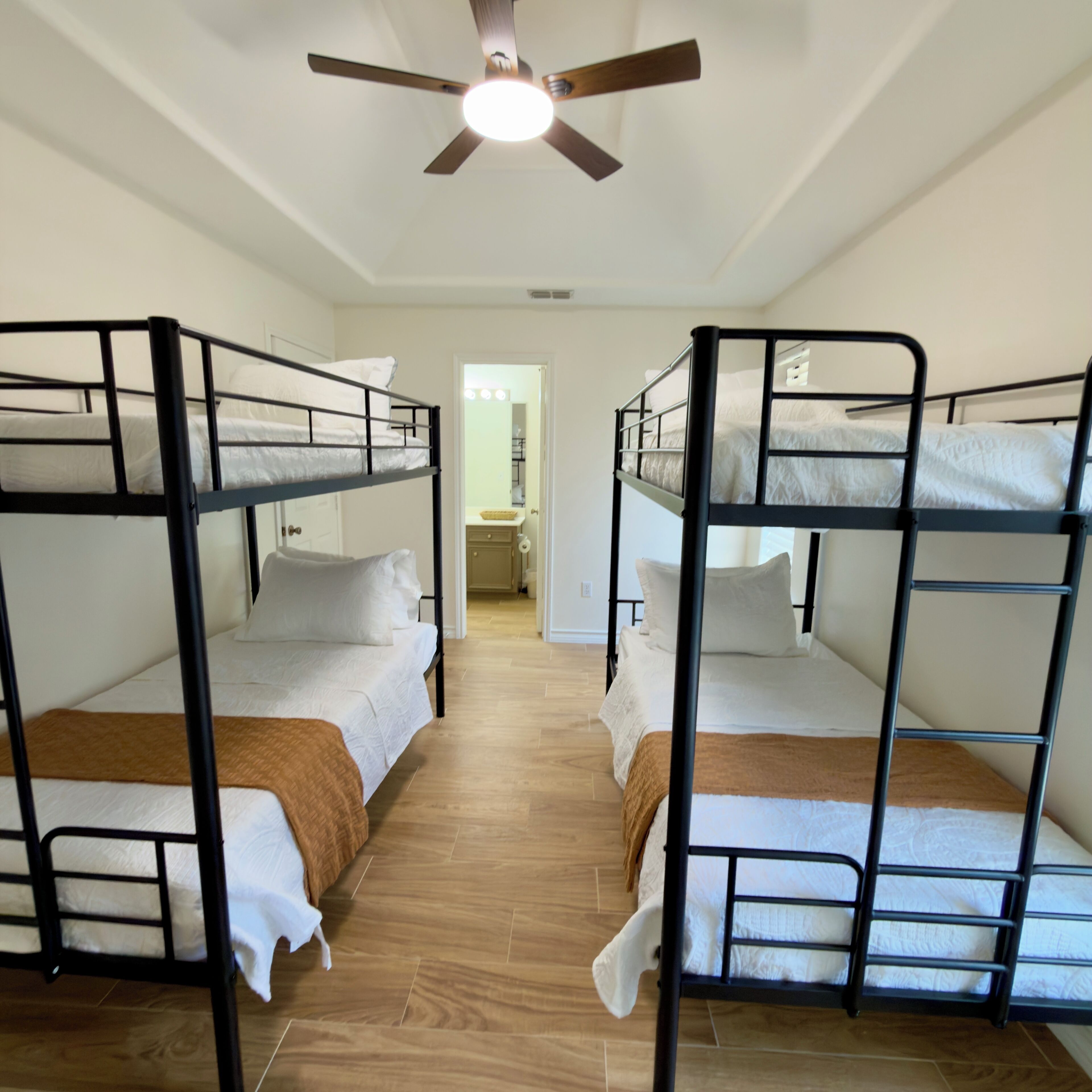 2 bedrooms, desk, WiFi (free), bed sheets