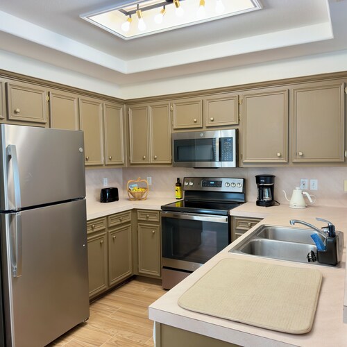 The Oak - Spacious 2BR - 2BA •
Sleeps 6 • Wi-Fi