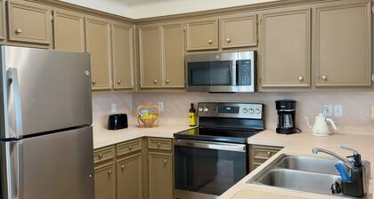 The Oak - Spacious 2BR - 2BA •
Sleeps 6 • Wi-Fi