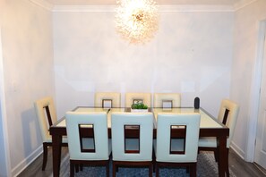 Dining - Spacious 4-bedroom house in delightful Richmond (Richmond)